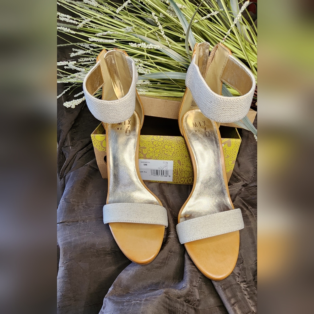 SHOES - Picture 3 of 4